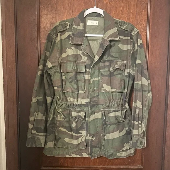 Aritzia TNA Molina Camo Jacket Size M - Picture 2 of 5